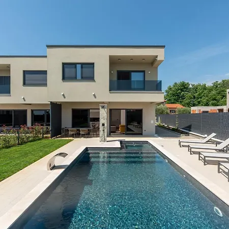 Angelina With Private Pool