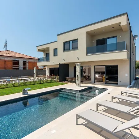 Angelina With Private Pool Villa *